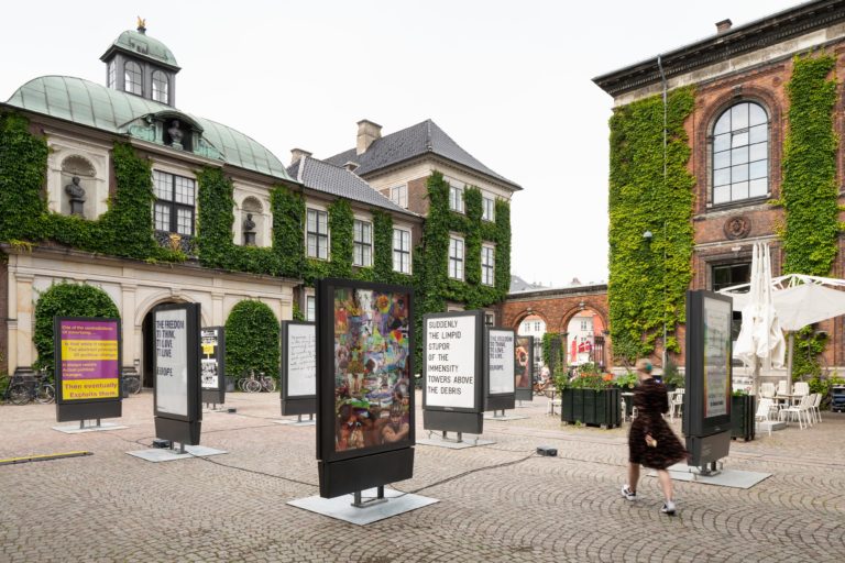 kunsthal charlottenborgs gård fyldt med reklameskilte