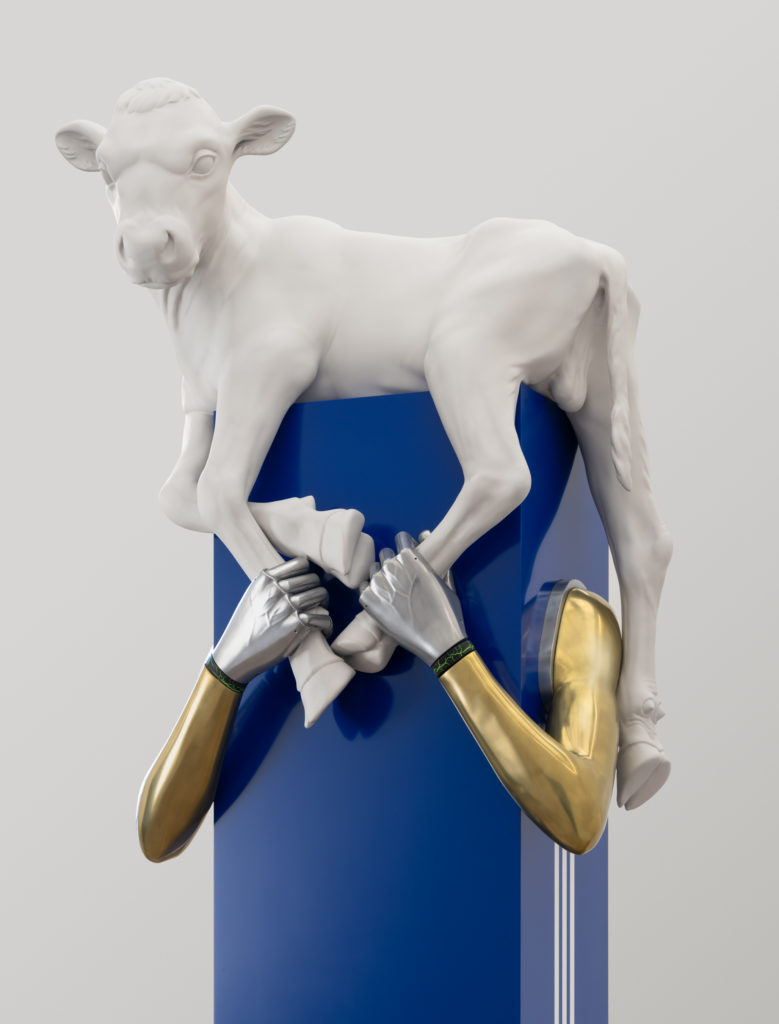 Et detaljebillede af en skulptur af en kalv holdt af metalliske arme.
