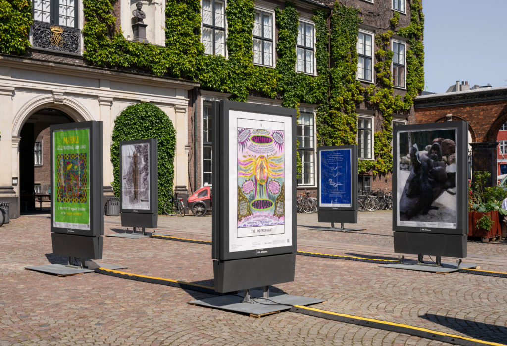 To informationsstandere med kunstplakater.