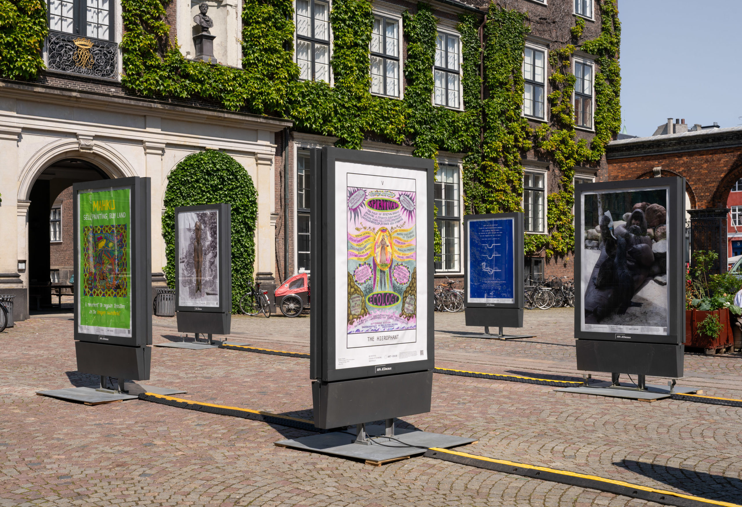 To informationsstandere med kunstplakater.