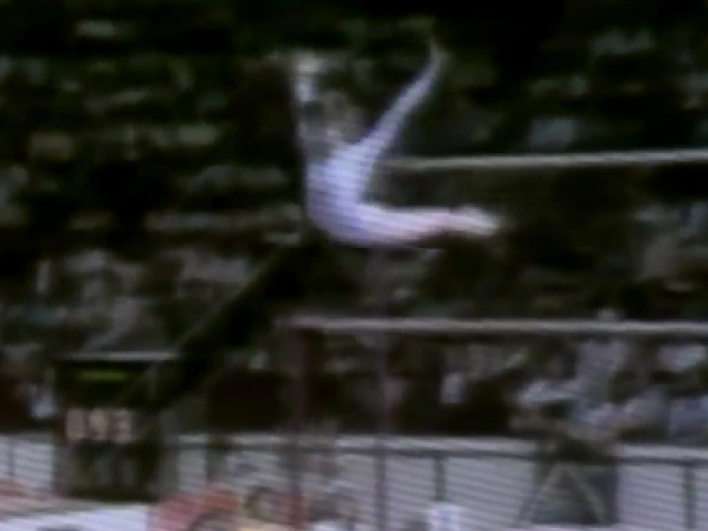 Gymnast i spring foran tilskuere