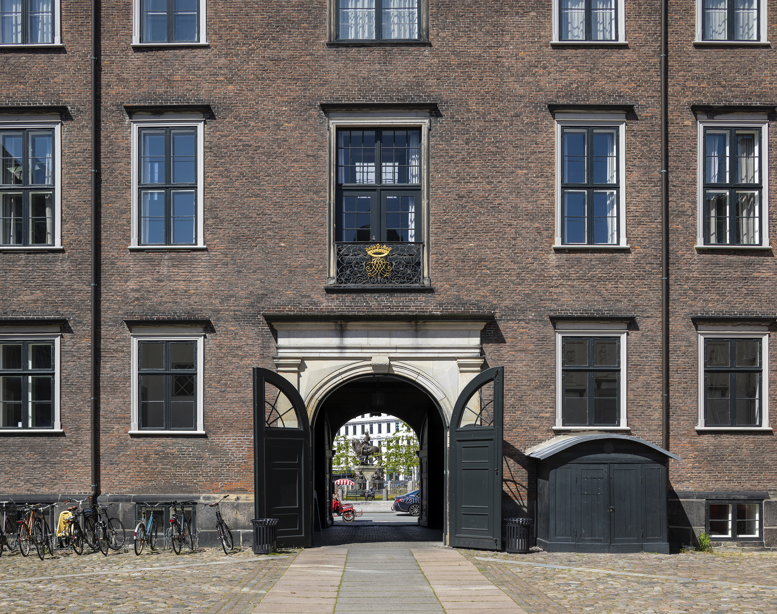 Exteriør billede af udgangen med udsigt til Kongens Nytorv.