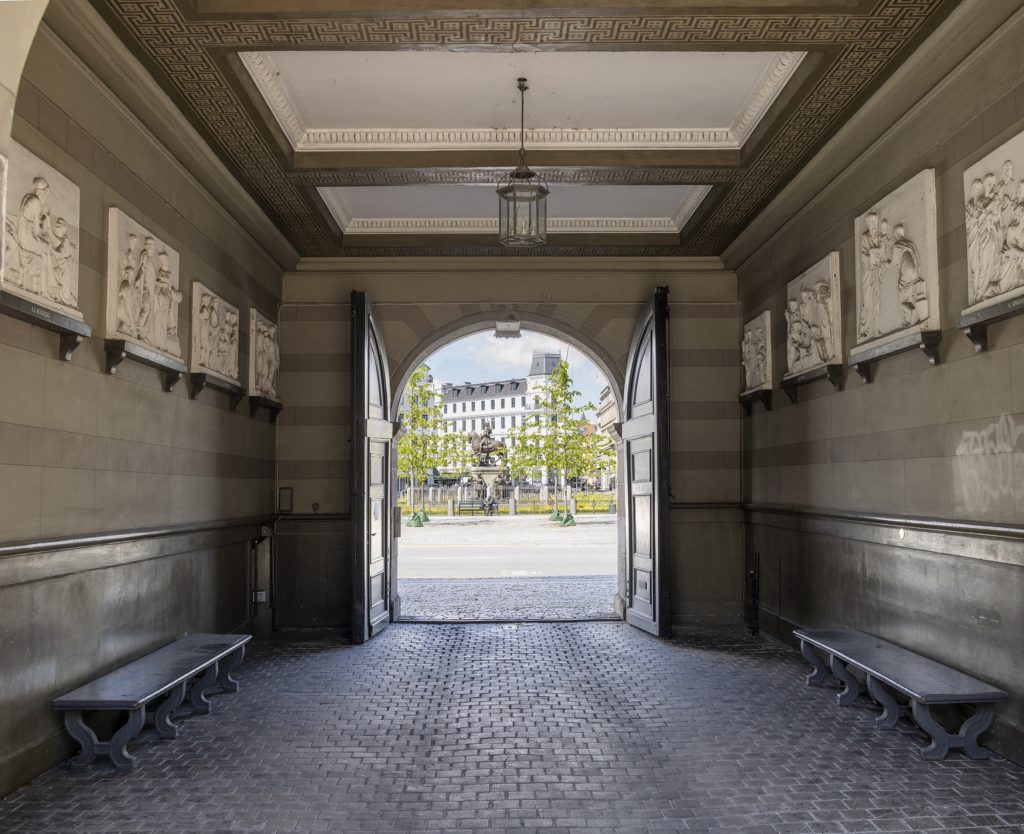 Exteriør billede af udgangen med udsigt til Kongens Nytorv.