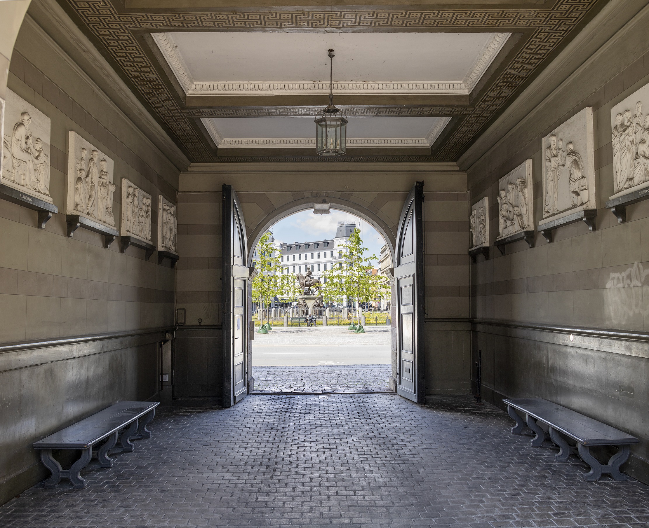 Exteriør billede af udgangen med udsigt til Kongens Nytorv.