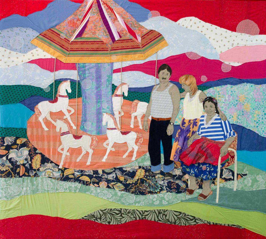 Tekstilværk af en karussel og tre personer.