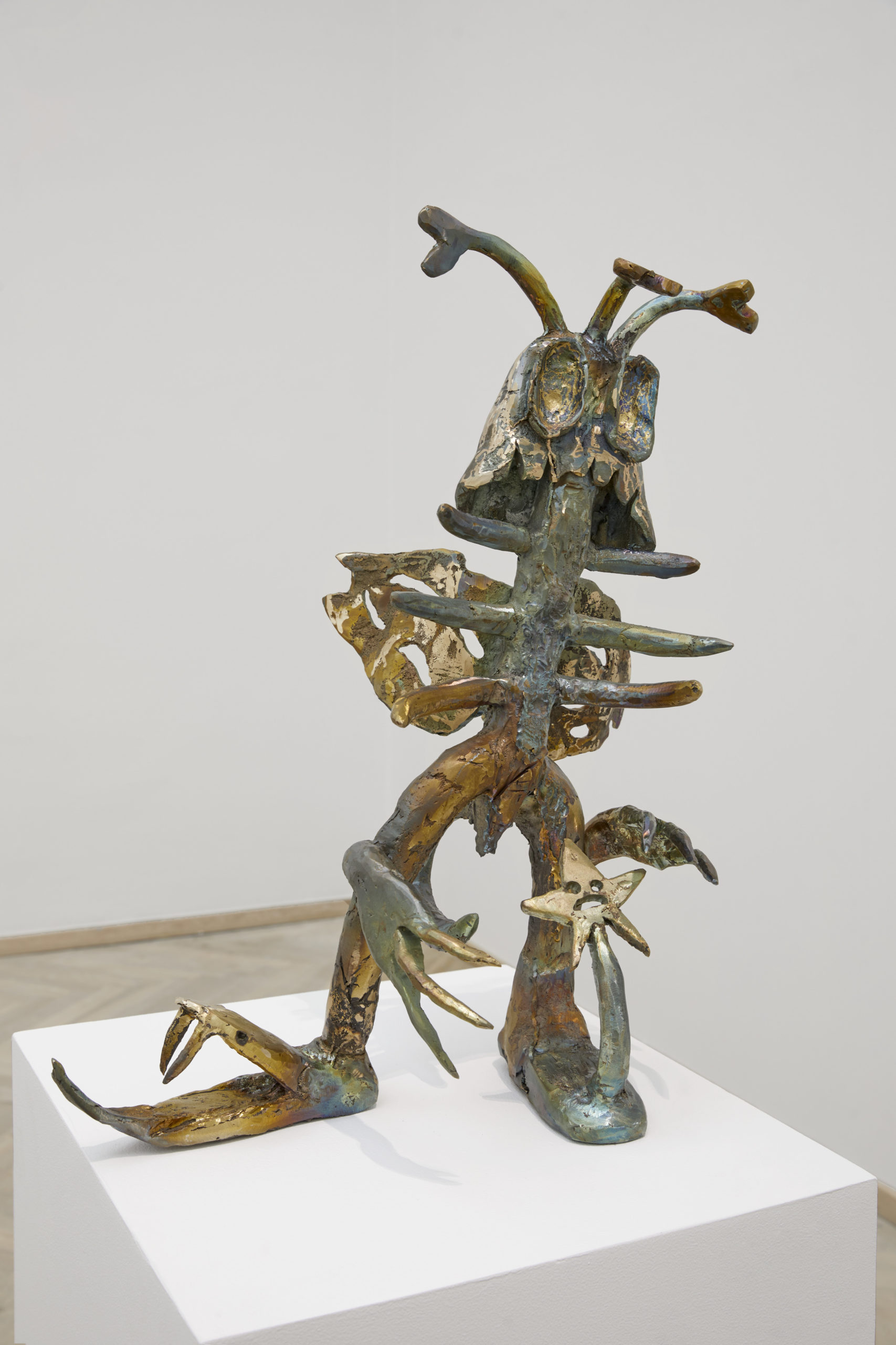 Keramisk skulptur på hvidt podie.