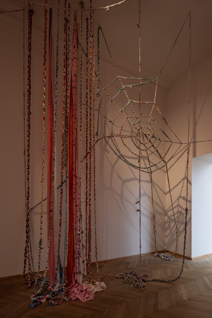 Installationsview af tekstilværk, hængt fra loftet.