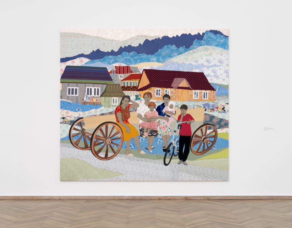 Væghængt værk i farvet tekstil.